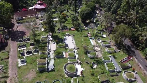 Bali Indonésia Cemitério Chinês Aéreo Drone Mosteiro Koncho Kongco Mais — Vídeo de Stock