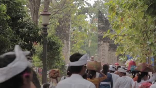 Bali Indonesia Ceremonia Del Pueblo Hindú Balinés Templo Sakenan Caminando — Vídeos de Stock