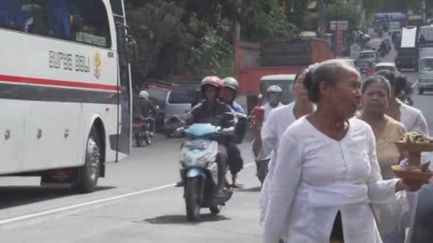 Bali Indonézia Hindu Balinese People Hagyományos Kulturális Szertartás Parádé Utcán — Stock videók