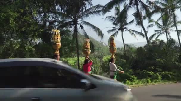 Bali Indonésia Hindu Balinese Women Walking Street Beautiful Traditional Outfit — Vídeo de Stock