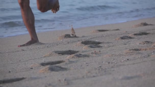 Mänskliga Fötter Barfota Kör Stranden Sand Långsamma Rörelser — Stockvideo