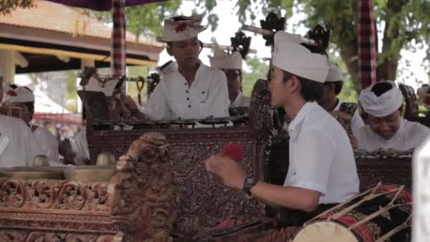 Bali Indonésia Cerimônia Povo Hindu Balinês Templo Sakenan Homens Tocando — Vídeo de Stock