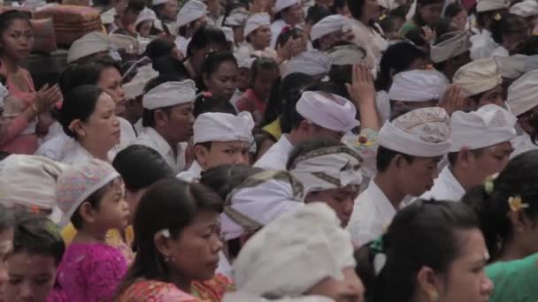Bali Indonesia Ceremonia Del Pueblo Hindú Balinés Templo Sakenan Orando — Vídeo de stock