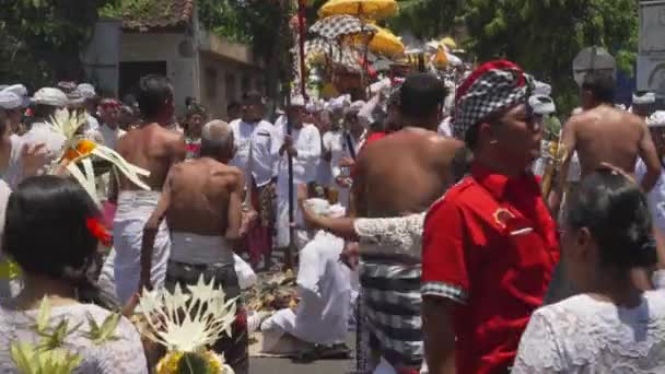 Bali Indonesia Hindu Balinese Ihmiset Perinteinen Kulttuurinen Rituaali Seremonia Paraati — kuvapankkivideo