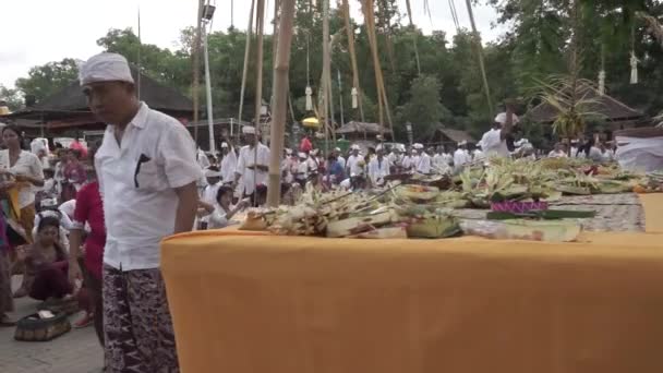 Bali Indonesia Ceremonia Del Pueblo Hindú Balinés Templo Sakenan Orando — Vídeos de Stock