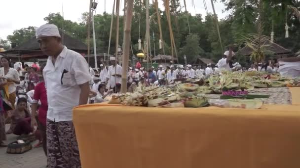 Bali Indonesia Ceremonia Del Pueblo Hindú Balinés Templo Sakenan Orando — Vídeo de stock