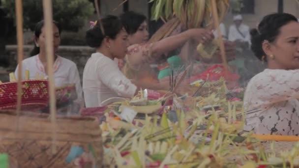 인도네시아 사키난 사원에서 발리인 힌두교 인들의 하나님을 — 비디오