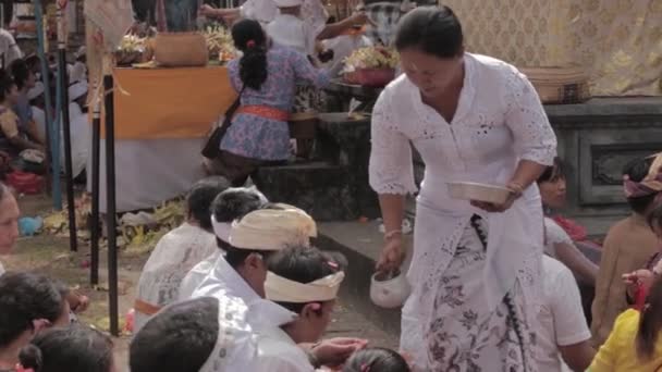 Bali Indonesia Ceremonia Del Pueblo Hindú Balinés Templo Sakenan Orando — Vídeos de Stock