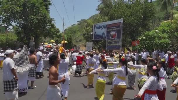 印度尼西亚巴厘 印度教巴厘人传统文化礼仪游行 Ngurek街和Trance舞 — 图库视频影像