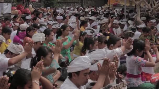 Bali Indonesië Balinese Hindoeïstische Volksceremonie Sakenaanse Tempel Bidden Woship God — Stockvideo
