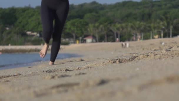 Людина Ноги Босоніж Біжить Пляжі Пісок Повільному Русі — стокове відео