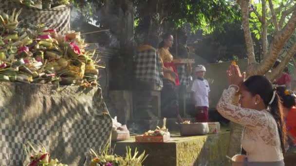 Bali Indonesia Mujer Hindú Balinesa Rezando Dios Con Hermoso Atuendo — Vídeos de Stock