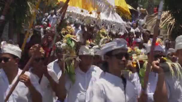 印度尼西亚巴厘 印度教巴厘人传统文化礼仪街头游行 — 图库视频影像