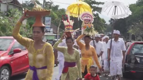 Бали Индонезия Индуистский Балийский Народный Традиционный Культурный Парад Улице — стоковое видео