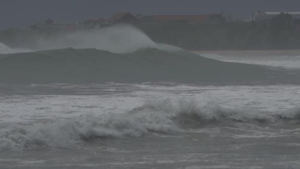 Flutwelle Große Riesenwellen Starke Gezeiten Strand Während Des Windsturms Bali — Stockvideo