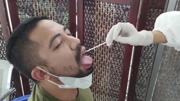 Bali Indonésia Homem Com Coronavírus Nasofaríngeo Profundo Covid Pcr Swab — Vídeo de Stock