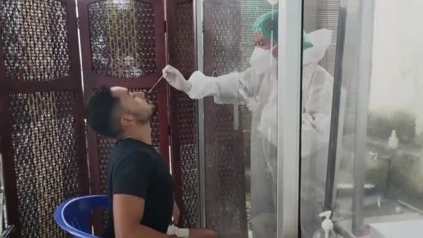 Bali Indonesien Mann Mit Tief Nasalem Nasopharyngeal Coronavirus Covid Pcr — Stockvideo