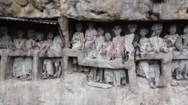 Toraja, Güney Sulawesi, Endonezya - Tau Tau, Tahta Bambu Heykeli ve Tana Toraja Taş Mezarları Rocky Kayalıkları 'na oyulmuş