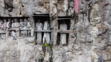 Toraja, Güney Sulawesi, Endonezya - Tau Tau, Tahta Bambu Heykeli ve Tana Toraja Taş Mezarları Rocky Kayalıkları 'na oyulmuş