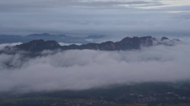 Kuzey Toraja 'nın Zaman Hızı Güney Sulawesi Bulutlu Sabah Bulutlarının Üzerindeki Arazi