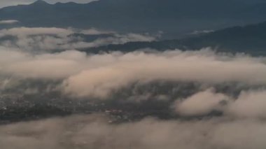 Kuzey Toraja 'nın Zaman Hızı Güney Sulawesi Bulutlu Sabah Bulutlarının Üzerindeki Arazi