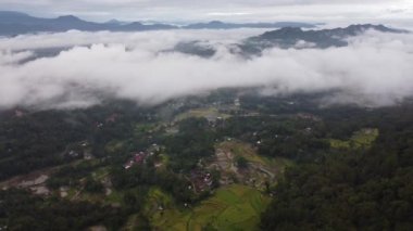 Kuzey Toraja 'nın Drone Manzarası Güney Sulawesi Bulutlu Sabah Bulutlarının Üzerindeki Peyzaj Alanı