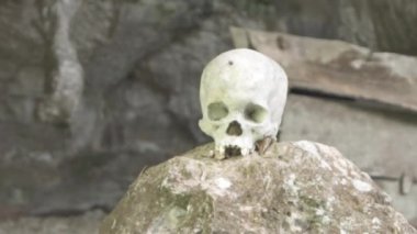 Tampang Allo, Tana Toraja, Endonezya - Tau Tau İnsan Kafatası Yığınları Kemik Mezarları Mağarası