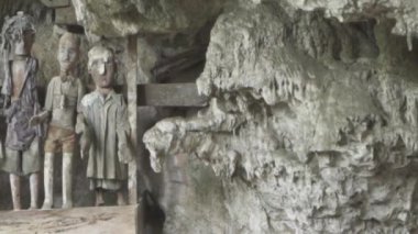 Tampang Allo, Tana Toraja, Endonezya - Tau Tau İnsan Kafatası Yığınları Kemik Mezarları Mağarası