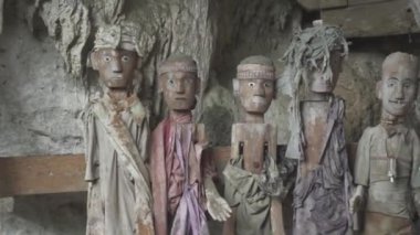 Tampang Allo, Tana Toraja, Endonezya - Tau Tau İnsan Kafatası Yığınları Kemik Mezarları Mağarası