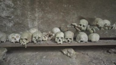 Tampang Allo, Tana Toraja, Endonezya - Tau Tau İnsan Kafatası Yığınları Kemik Mezarları Mağarası