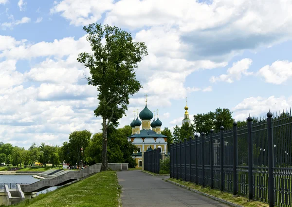 Catedral de Spaso-Preobrazhensky y campanario (Uglich ) — Foto de Stock