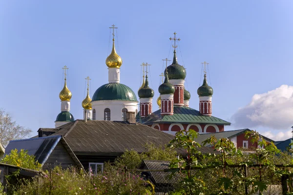 Купола церквей Богоявленского монастыря в городе — стоковое фото