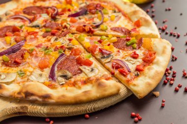Biberli ile ev yapımı pizza 