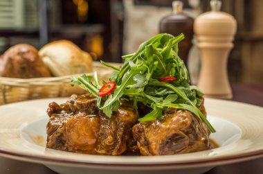 sığır kuyruğu şarap ve sebze güveç 