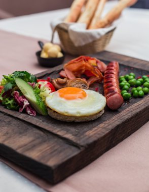 Kızarmış yumurta ile pastırma, sosis 