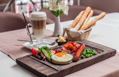 Kızarmış yumurta ile pastırma, sosis 