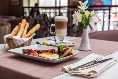 Kızarmış yumurta ile pastırma, sosis 