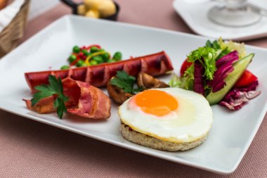 Kızarmış yumurta ile pastırma, sosis 