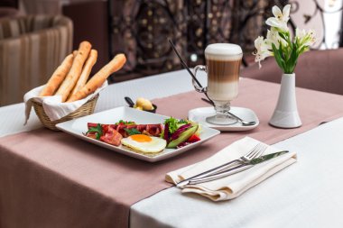 Kızarmış yumurta ile pastırma, sosis 