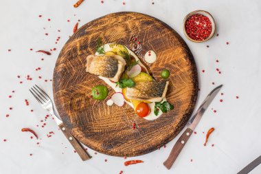 İyi yemek, çupra balık fileto otlar patates tava