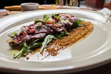 Beyaz tabakta carpaccio deer ile