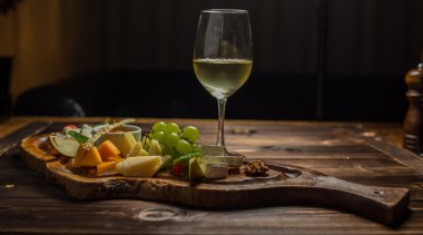 meyve yemek masasında hizmet beyaz şarap ile