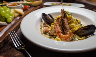 makarna deniz ürünleri domates soslu karides ve domates ile