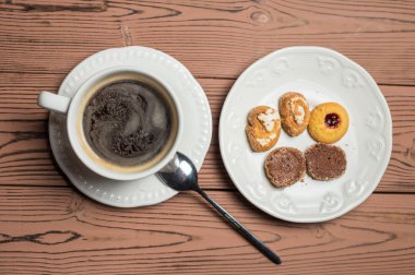 kahve americano ahşap masa fasulye ile