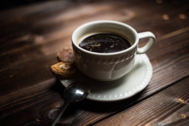 kahve americano ahşap masa fasulye ile