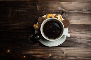 kahve americano ahşap masa fasulye ile