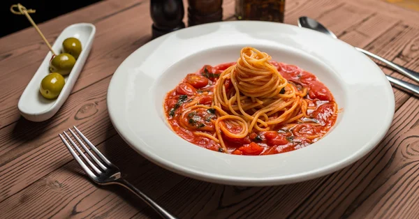 Primi frutti di mare in salsa di pomodoro con gamberetti e pomodori — Foto Stock