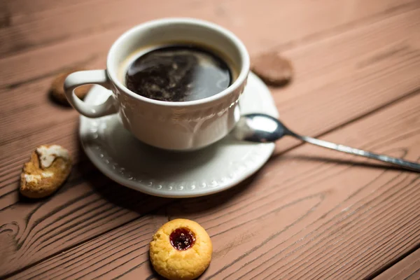 Café americano avec haricots sur table en bois — Photo