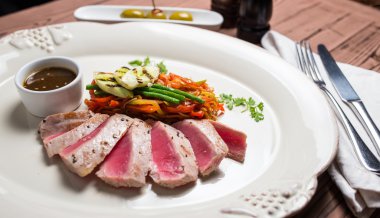 Dekore edilmiş kırmızı ton balığı