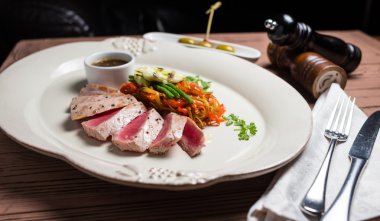 Dekore edilmiş kırmızı ton balığı